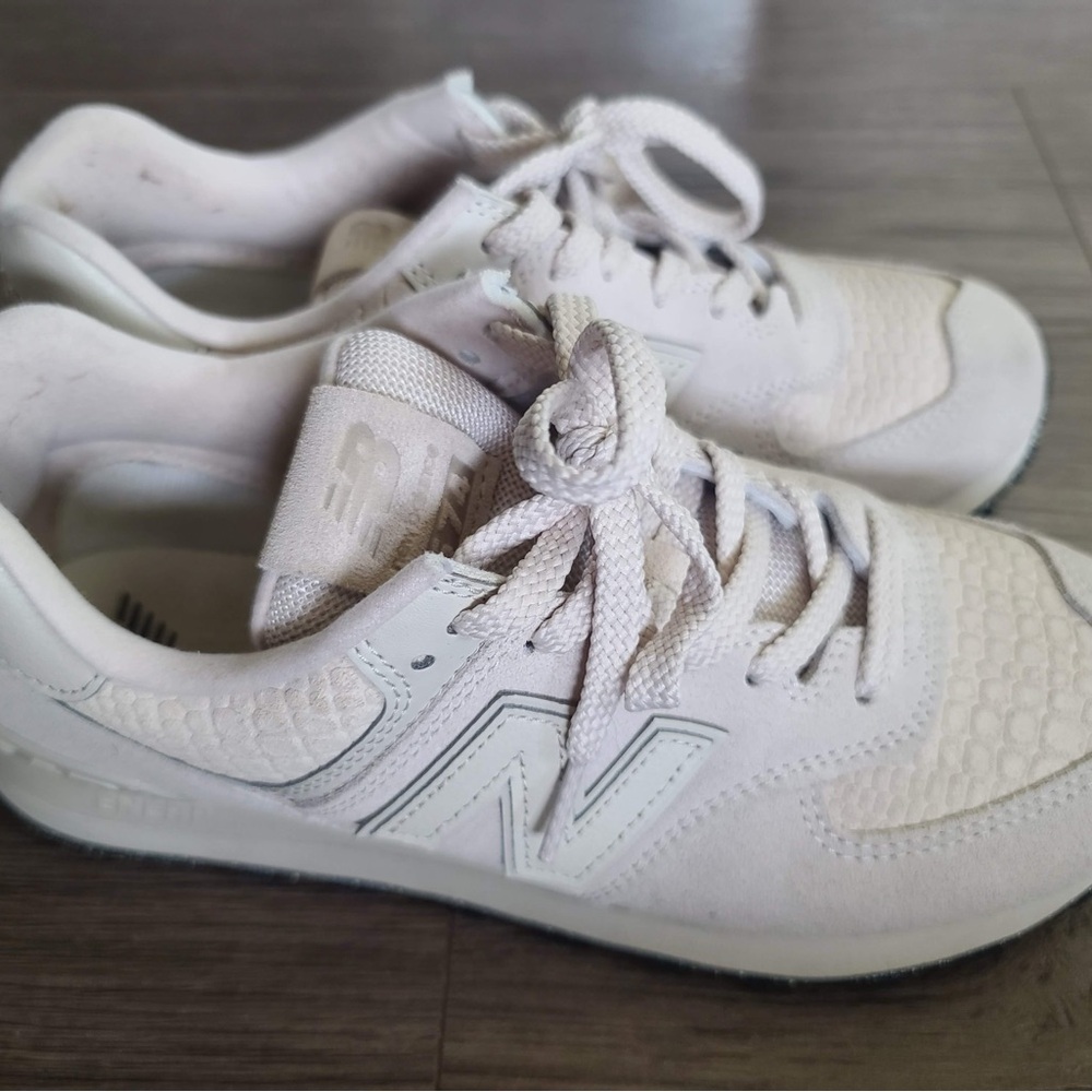 New Balance Women's Light Beige Textured Classic Sneakers - Picture 5 of 8